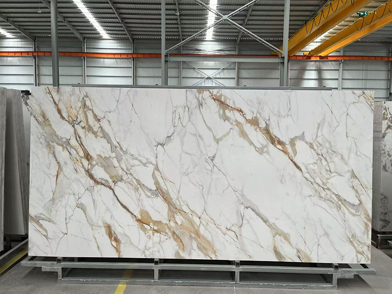 Piedra sinterizada de oro Calacatta